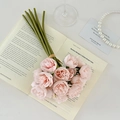 Bouquet de roses de thé artificielles roses sur livre vintage avec collier de perles - Rose Lait