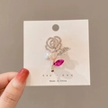 Elegante spilla a rosa con strass bianchi, foglia di gemma rosa e perla bianca lucida - Stile Decorazione Perla e Gemma Rosa / Fiore di Rosa Oro Rosa