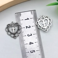 Misurazione dettagliata delle dimensioni dei ciondoli a croce a cuore con righello - Croce a Cuore Traforata Argento Antico 19x21mm
