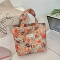 Dettaglio borsa tote vintage a fiori con etichetta Pleasant Time e trama a costine - Floreale Arancione