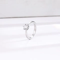 Anillo solitario clásico de seis garras en acero de titanio con gran circón redondo - US 5 / Plateado