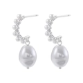 Dettaglio macro di orecchini d'argento con perle di riso bianche e pendenti a goccia - Stile Pendente con Grande Perla Irregolare a Forma di C / VE1445 Platino