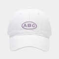 Dettaglio del cappellino bianco in cotone con ricamo ABC viola e visiera curva - Regolabile / Bianco