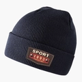 Primer plano detallado del gorro de punto azul marino con parche de cuero y remaches - L(58-60cm) / gris oscuro