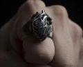 Anatomischer Herzring in Vintage-Silberoptik mit realistischen Muskelstrukturen - US 7 / Anatomisches Herz-Stil (13104)