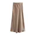 Vue détaillée de la jupe midi en satin champagne montrant sa texture de soie brillante - XS / Khaki