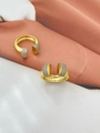 Detail van een verstelbare gouden ring met zilveren kristallen en verticale strepen - Ring / Goud