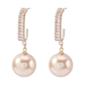 Orecchini dorati alla moda con cristalli di zircone e perle finte color pesca su bianco - Champagne