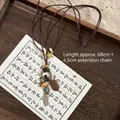 Long collier bohème en perles avec cordon de 68cm, pendentif bois et plumes en métal - Style Petite Plume Argentée