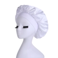 Detail van satijnen slaapmuts met brede band op een witte mannequin hoofd voor haarzorg - Eén maat / Wit