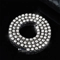 Makroaufnahme der silbernen Tennis-Halskette mit glitzernden Kristallen auf Schwarz - 3mm 18 Zoll (45cm) / Silber