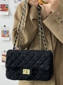 Gros plan sur un sac en tweed noir avec matelassage en losanges et chaîne dorée - Sac à Chaîne Matelassé en Tweed Style Chanel / Noir