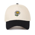 Detalle del bordado de girasol y carita en gorra bicolor crema y negro - Blanco Crema con Negro