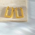 Detail von 18K vergoldeten rechteckigen Creolen mit geometrischer Textur - Gold Mäander Geometrisch (144)