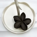 Elegante molletta per capelli a fiore di frangipane nera su vassoio in ceramica bianca - 8cm / Gomma Opaca Grigio Scuro