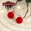 Rote gestrickte Weihnachtskugel 5cm Durchmesser mit weicher Textur auf weißem Kunstfell - Einzeln ca. 5cm / Rote Garnkugel