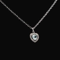Macro della collana a cuore con pietra blu e alone di diamanti su catena d'argento - Collana in zirconia blu chiaro