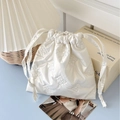 Bolsa de satén blanco con lazos acolchados y cordón para guardar maquillaje - Blanco