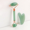 Grüner Jade-Roller und herzförmiger Gua Sha mit elegantem roségoldenem Metallrahmen - Grüner Doppelkopf-Roller und Gua Sha Brett (In Box)