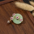 Brosche im chinesischen Stil mit grüner Jade und goldenen Pflaumenblüten - Pflaumenblüte