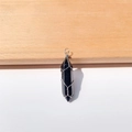 Obsidiaan zeshoekige kristallen hanger omwikkeld met zilverdraad op houten voet - Zwarte agaat
