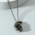 Collier rétro avec pendentif tête de mort en bronze sur un support circulaire blanc - Or Antique