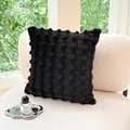 Coussin décoratif noir à motif quadrillé sur canapé de luxe de couleur crème - LULU