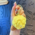 Simpatico portachiavi gelato giallo all'uncinetto con decori colorati e gancio dorato - Giallo mango