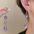 Elegante goldene Tropfenohrringe mit drei Schichten lila Kristallen im Blumendesign - Violette Wassertropfen Hakenohrringe