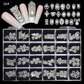 Vista macro dettagliata di strass in lega d'argento in una scatola organizer a 24 griglie - Stile Misto 05 - Combinazione di Zirconi Irregolari Base Argento