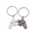 Set aus zwei Game-Controller Schlüsselanhängern in Silber und Dunkelgrau als Geschenk - Silber und Schwarz Griff