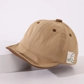 Dettaglio cappellino in cotone per neonati con etichetta Good Luck e visiera morbida - 46-48cm (6-36 Mesi) / caffè