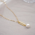 Minimalistische goldene Lippenkette mit gehämmertem Metallring und glänzender weißer Perle - Weißer Perlenstil