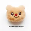Vue détaillée d'une breloque tête d'ours en peluche 6x7cm avec détails brodés pour DIY - Style DIY (Ouverture au dos) / Kaki