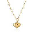 Detalle de colgante de corazón dorado con cadena de clips sobre fondo blanco - Collar de Corazón Dorado con Cierre de Palanca
