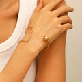 Bracelet jonc ouvert doré à vagues minimalistes avec détail de sphère polie - Bracelet Jonc Ouvert Boule Vague Irrégulière (8065)