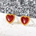 Gros plan de boucles d'oreilles cœur rouge avec bordure perlée dorée et émail élégant - Cœur Rouge