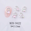 Macro d'un bijou d'ongle en cœur de 9x11,5mm en alliage argenté avec lettrage Love - Base Argentée Dégradé Rose-Vert Style Zirconia (9422 Rose & Vert)