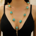 Collar bohemio dorado con piedras turquesas y borlas de flecos usado por una modelo - Collar de Borlas Turquesa Dorado (DZ-603) / Dorado