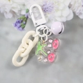 Makrofoto eines rosa Bären-Acryl-Schlüsselanhängers mit weißer Kette und Glocke - 5126-5 Weißer Bär
