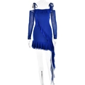Dettaglio vestito blu a spalle scoperte con maniche in tulle a volant e orlo asimmetrico - S / Blu