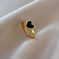 Detalle de anillo dorado con cuentas y esmalte negro en forma de corazón sobre seda fina - US 8 / Oro Negro (H412)