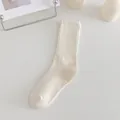 Chaussettes femme en coton blanc crème avec texture en maille côtelée verticale et toucher doux - Taille unique / Blanc laiteux