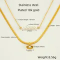 Detalle del collar de acero inoxidable dorado 18K con perlas, cadena de serpiente y hoja de ginkgo - Dorado (ZN061G)