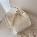 Detailaufnahme der Blumenstickerei auf cremeweißer Baumwolltasche mit gewebtem Etikett - Große Achseltasche