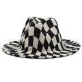 Detailweergave van het klassieke zwart-wit dambordpatroon op de rand van de fedora-hoed - M (56-58cm) / Melkwit Schaakbord