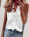 Detail van witte mouwloze V-hals blouse met elegante ruches en een zachte katoenmix - S / Wit
