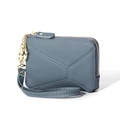 Monedero de cuero azul grisáceo con patrón de lichi, herrajes dorados y asa de muñeca - Azul