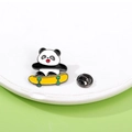 Spilla in smalto con panda su skateboard e chiusura a farfalla dorata sul retro - Monopattino (C2536-2)