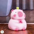 Tirelire Capybara rose taille S avec une jolie petite pomme verte sur la tête - Rose Assis Petit Style A Pomme